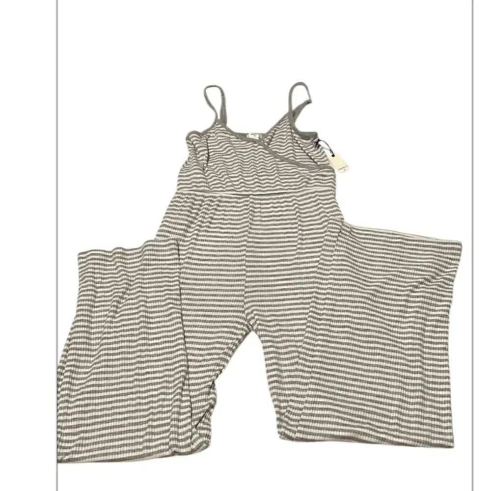 NWT Forever 21 szS Adjustable straps faux wrap high waisted grey white jumpsuit